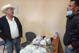 EL PRESIDENTE MUNICIPAL JUAN CARLOS MORENO MORENO REALIZA DONACIÓN DE MATERIAL DEPORTIVO A LA TELESECUNDARIA #333